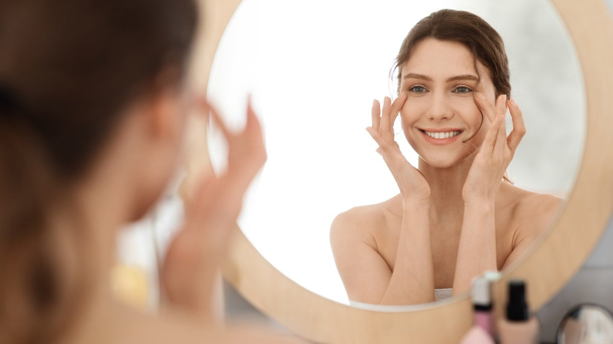 Jeune femme massant la zone des yeux