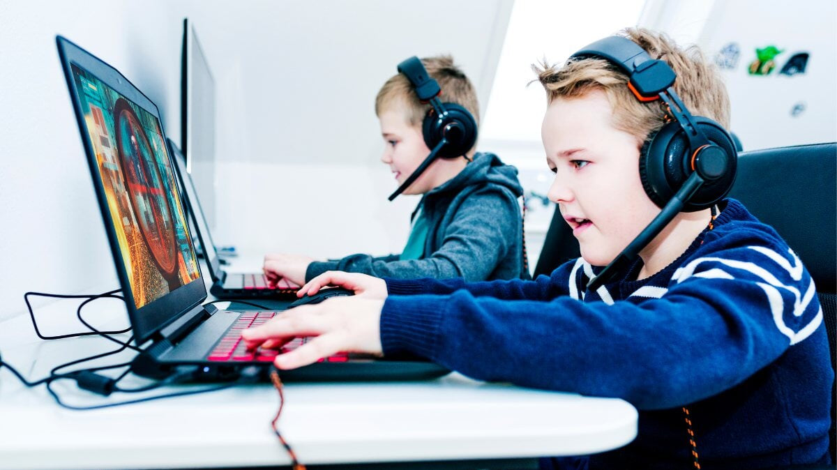 Les enfants jouent à des jeux vidéo avec des ordinateurs portables et des écouteurs de jeu