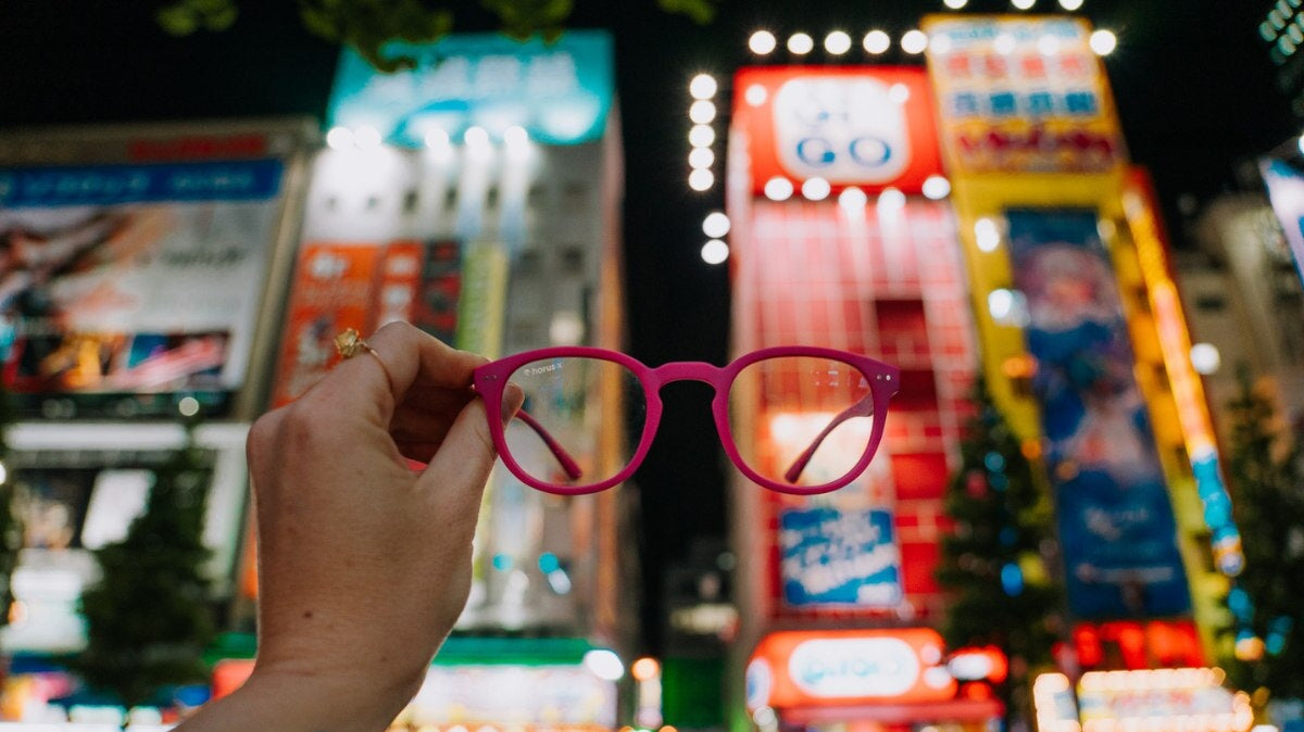 femme tenant des lunettes roses horus x