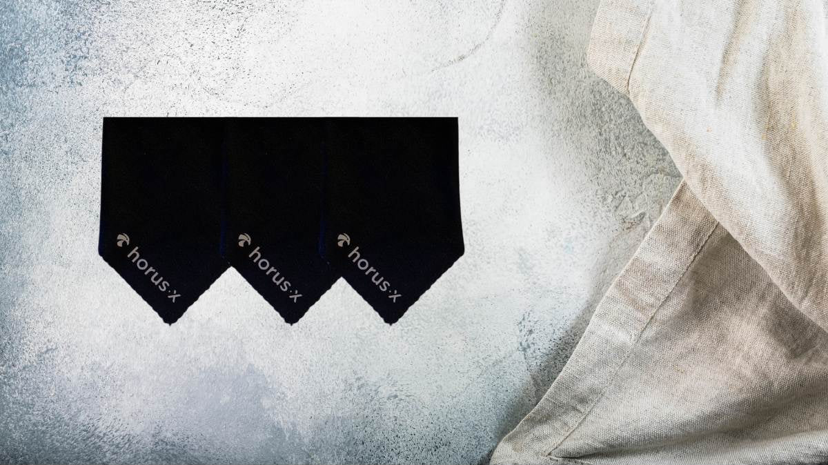 trois chiffons en microfibre Horus x sur une table
