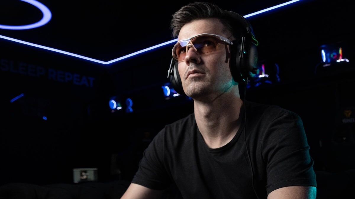 un homme portant des lunettes Horus X jouant à des jeux vidéo