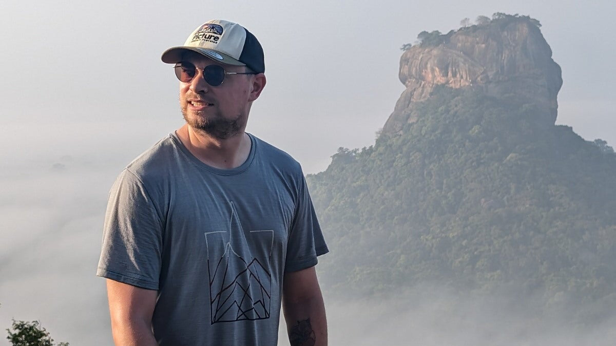 un jeune homme portant des lunettes de soleil Horus X