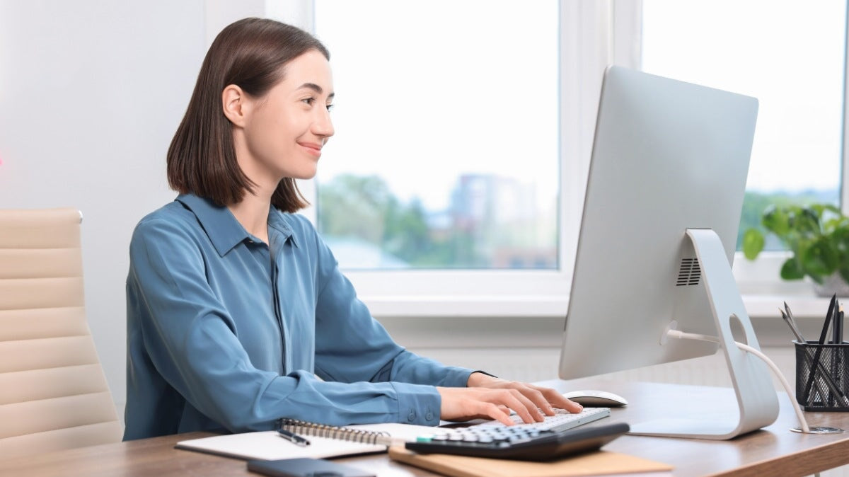 une femme avec une bonne posture travaillant dans un bureau