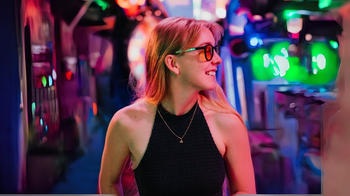 une femme portant des lunettes Horus X sur le fond gaming