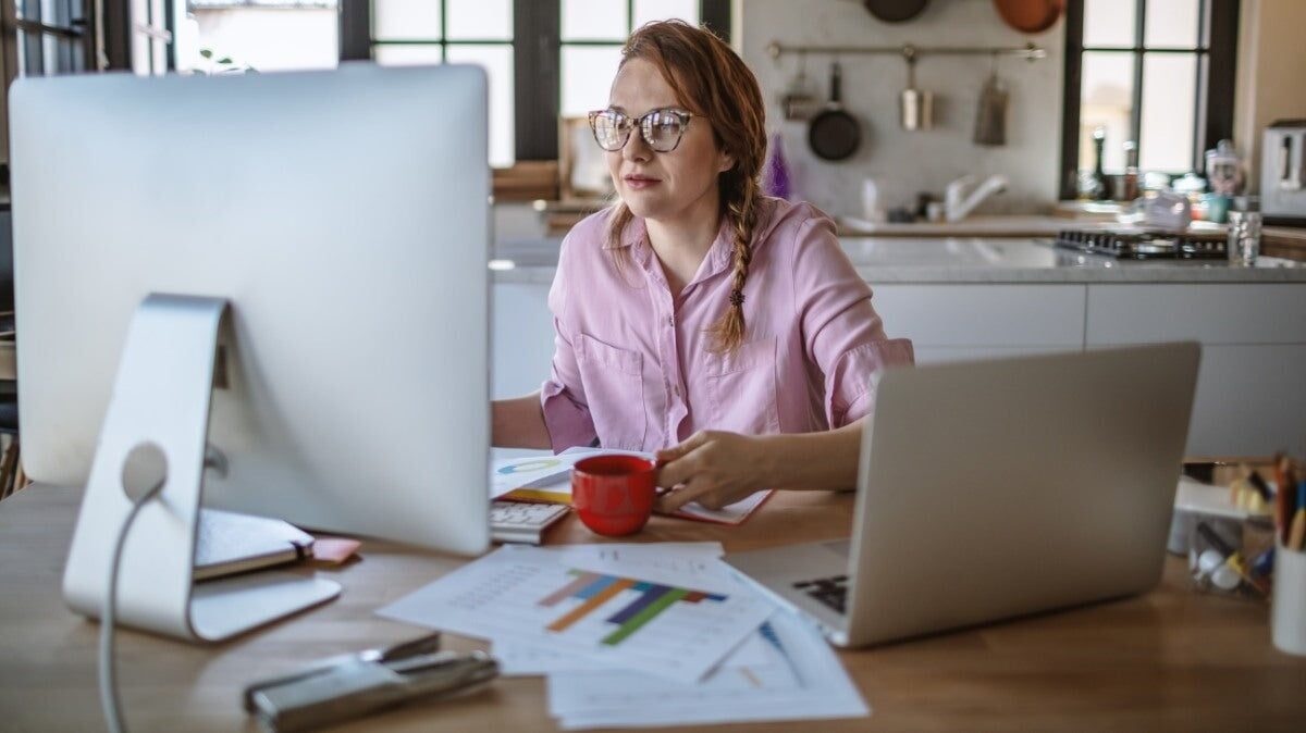 une femme travaillant à domicile devant son ordinateur portable