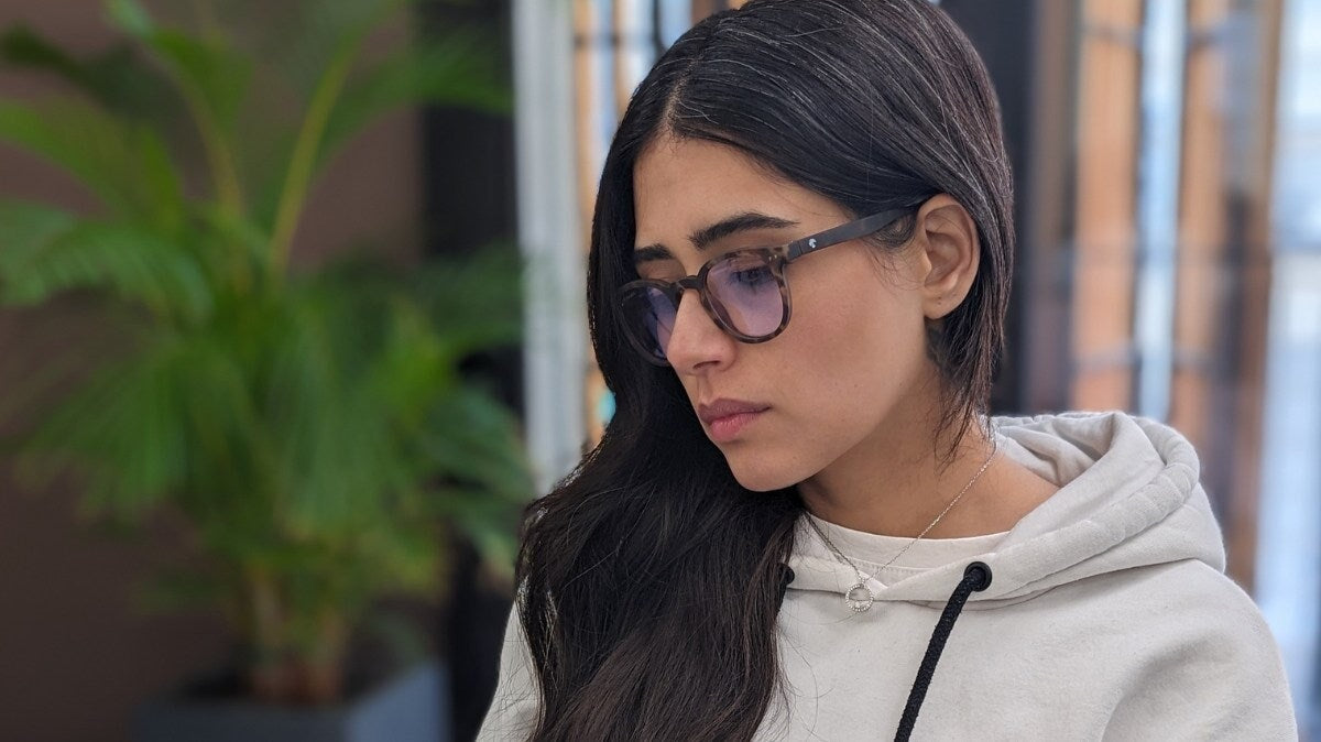 une fille portant des lunettes Horus X