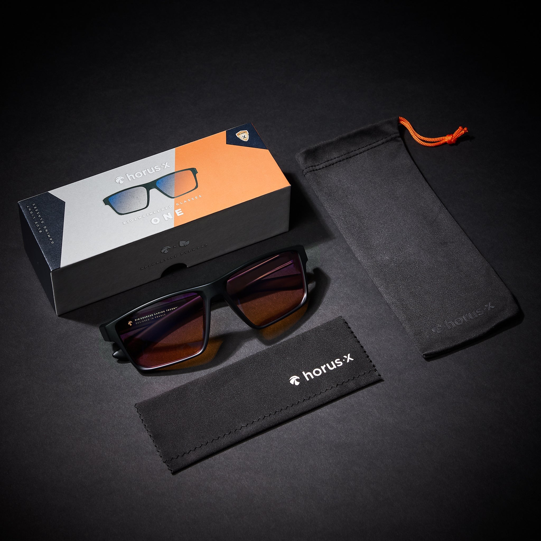 Packaging lunettes gaming biobased sur fond noir