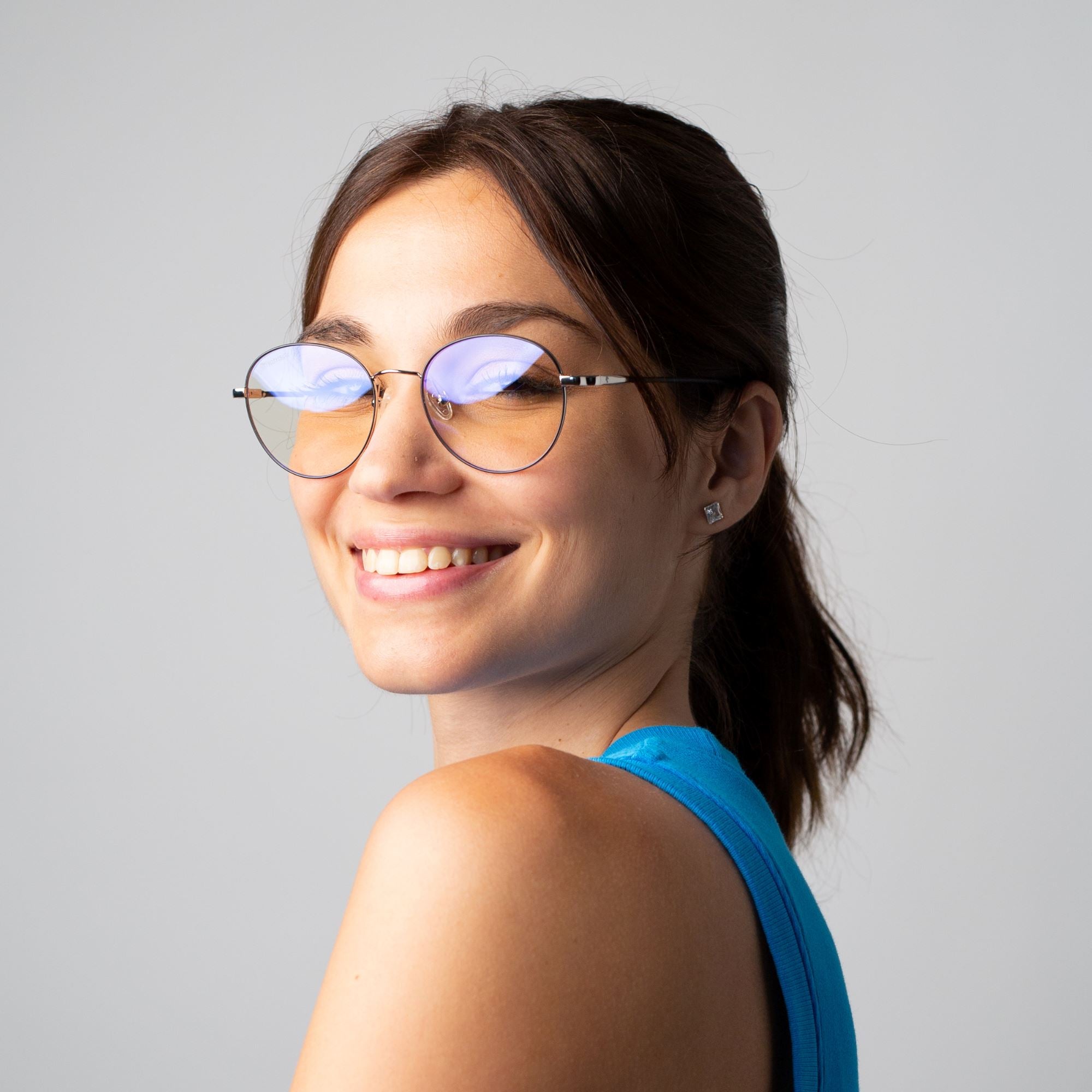 Portrait d'une femme qui porte les lunettes anti lumière bleue rondes en métal argenté Ushuaia.