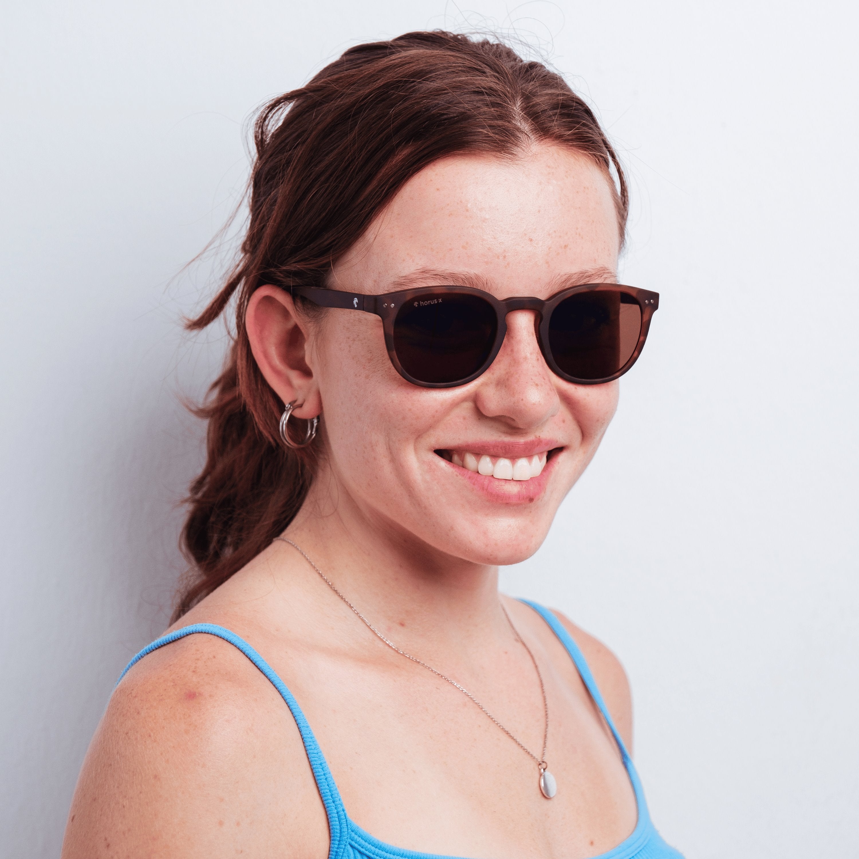 Emma avec les Stockholm Sun marron sur fond blanc de face