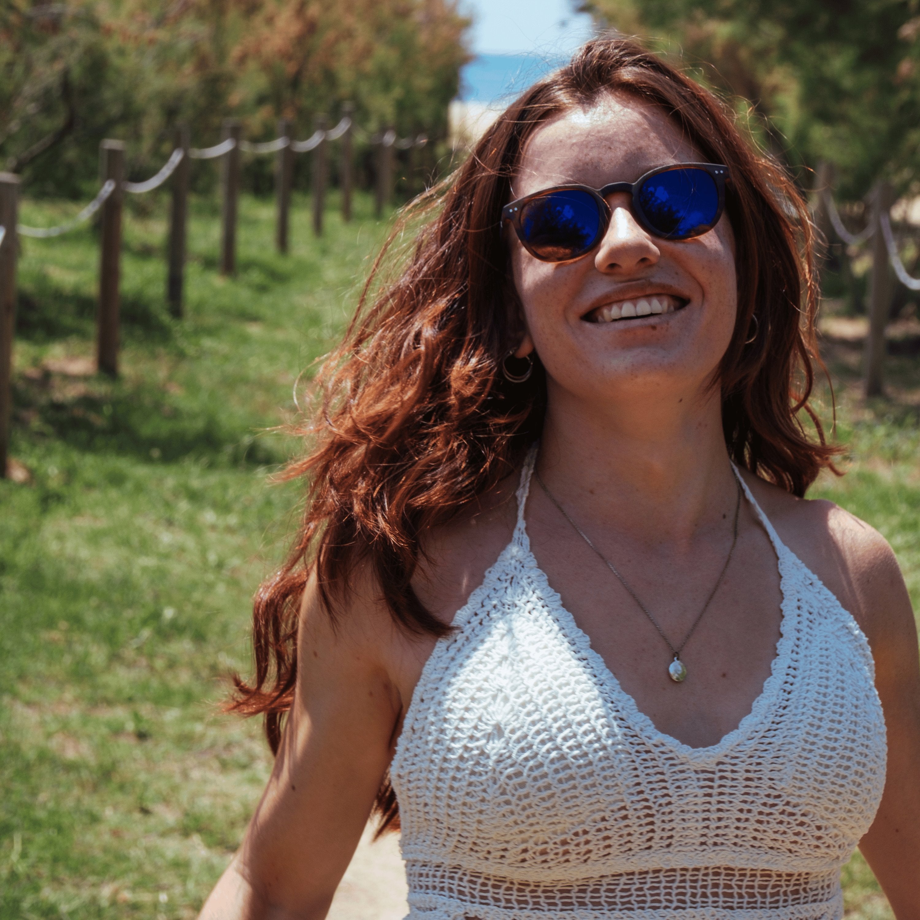 Emma sur un chemin de campagne équipée des lunettes de soleil polarisées Stockholm avec reflet violet