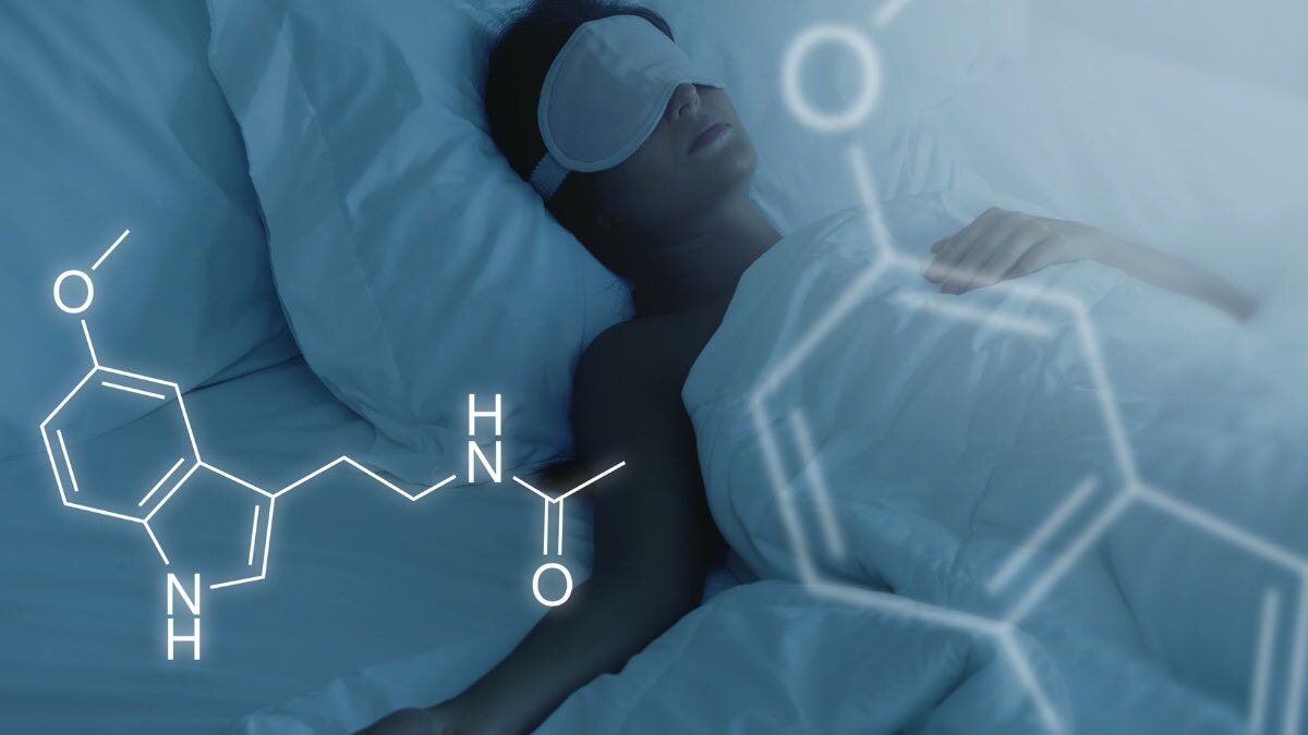 Formule de mélatonine et femme endormie pendant la nuit