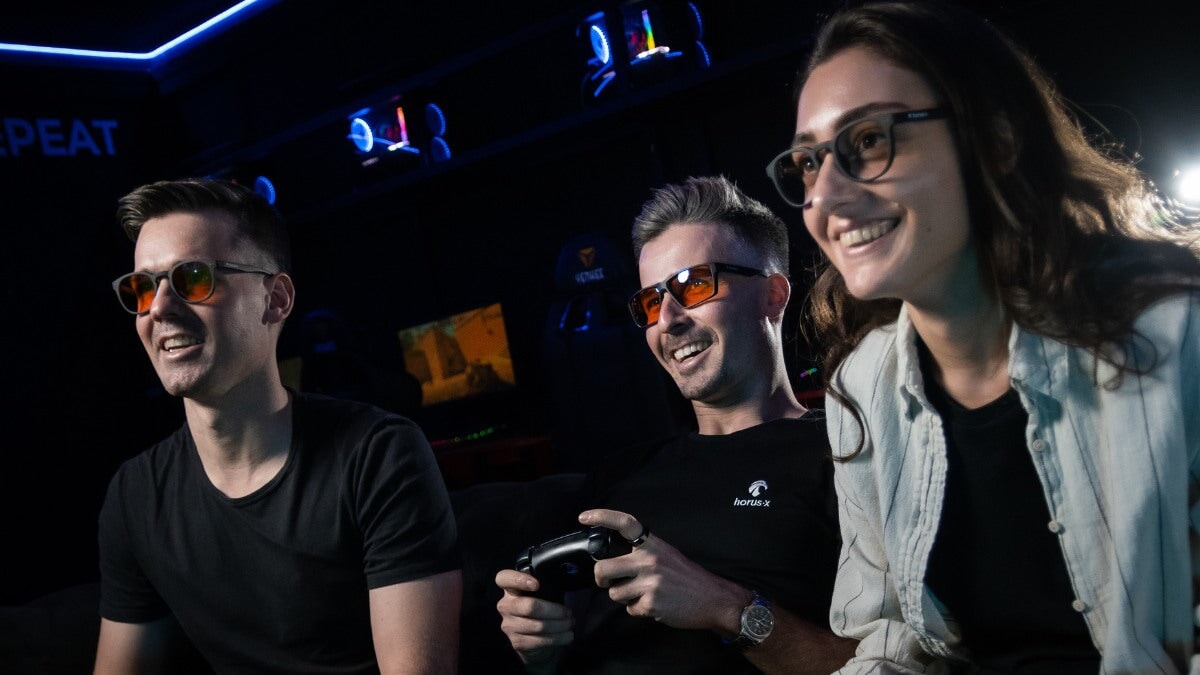 trois personnes portant des lunettes anti-lumière bleue Horus X