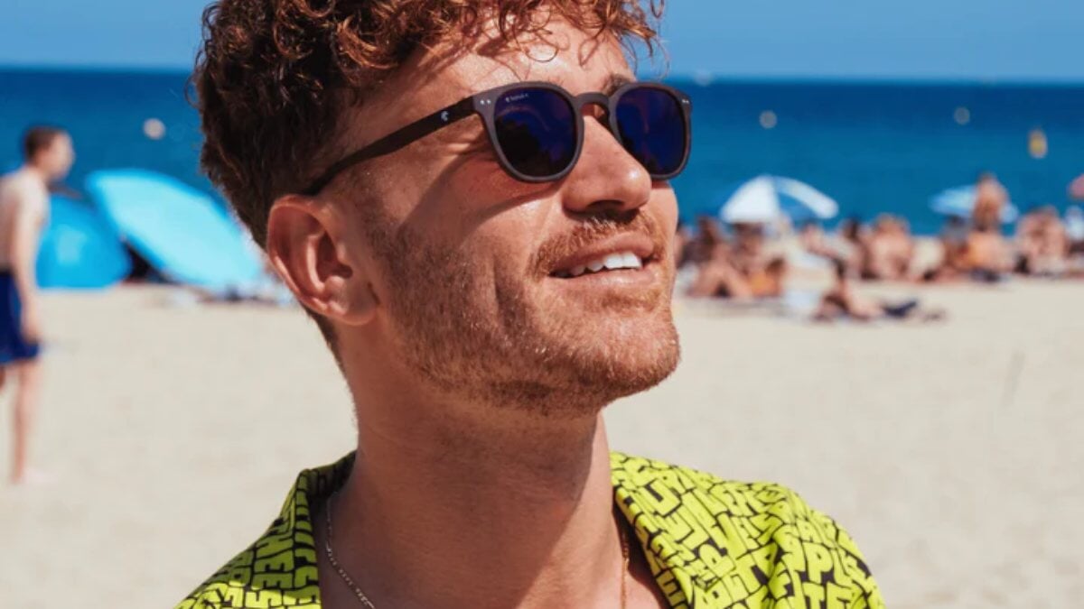 un homme portant des lunettes de soleil Horus X