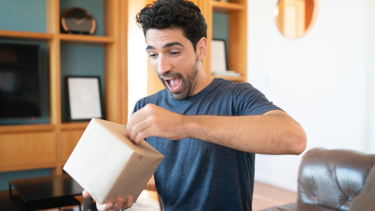 un homme recevant un cadeau