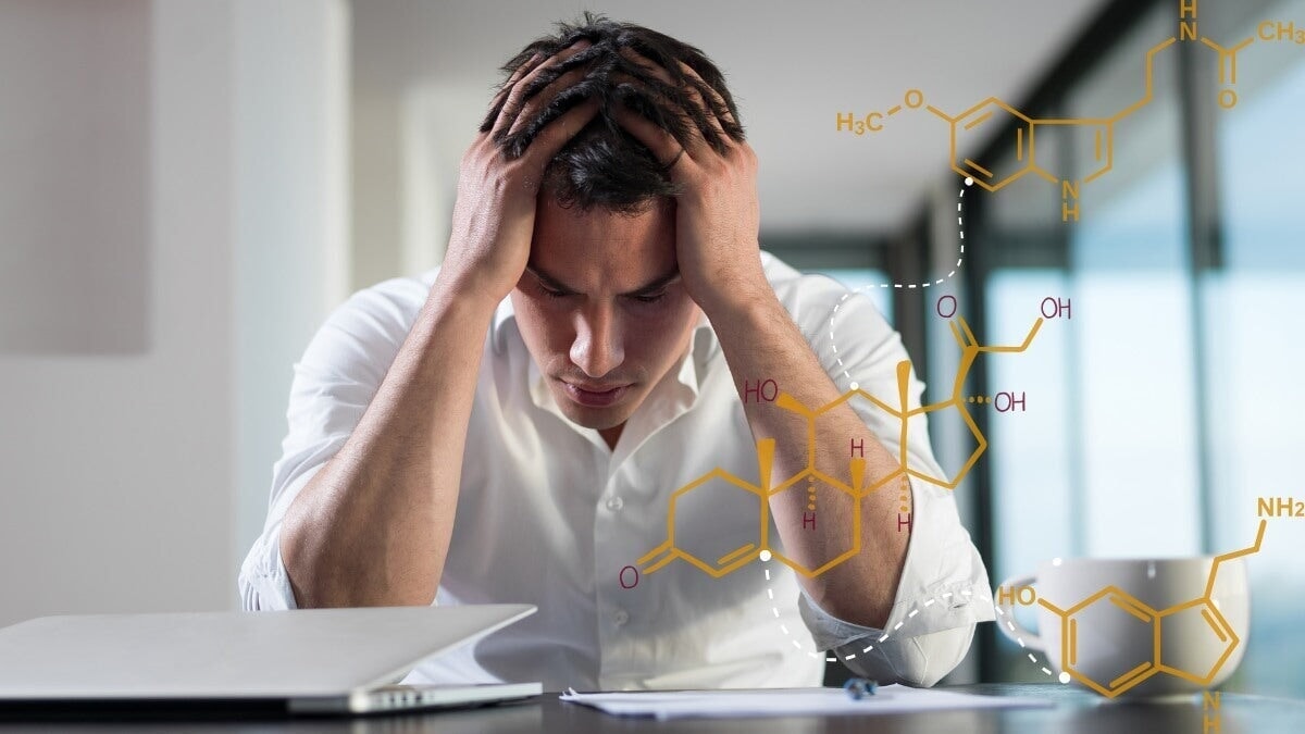 un homme stressé à son bureau avec de la mélatonine, de la sérotonine et du cortisol structure chimique