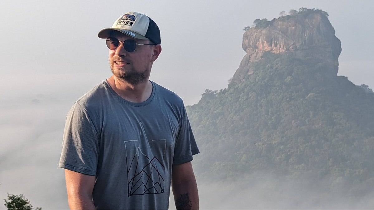 un jeune homme portant des lunettes de soleil Horus X