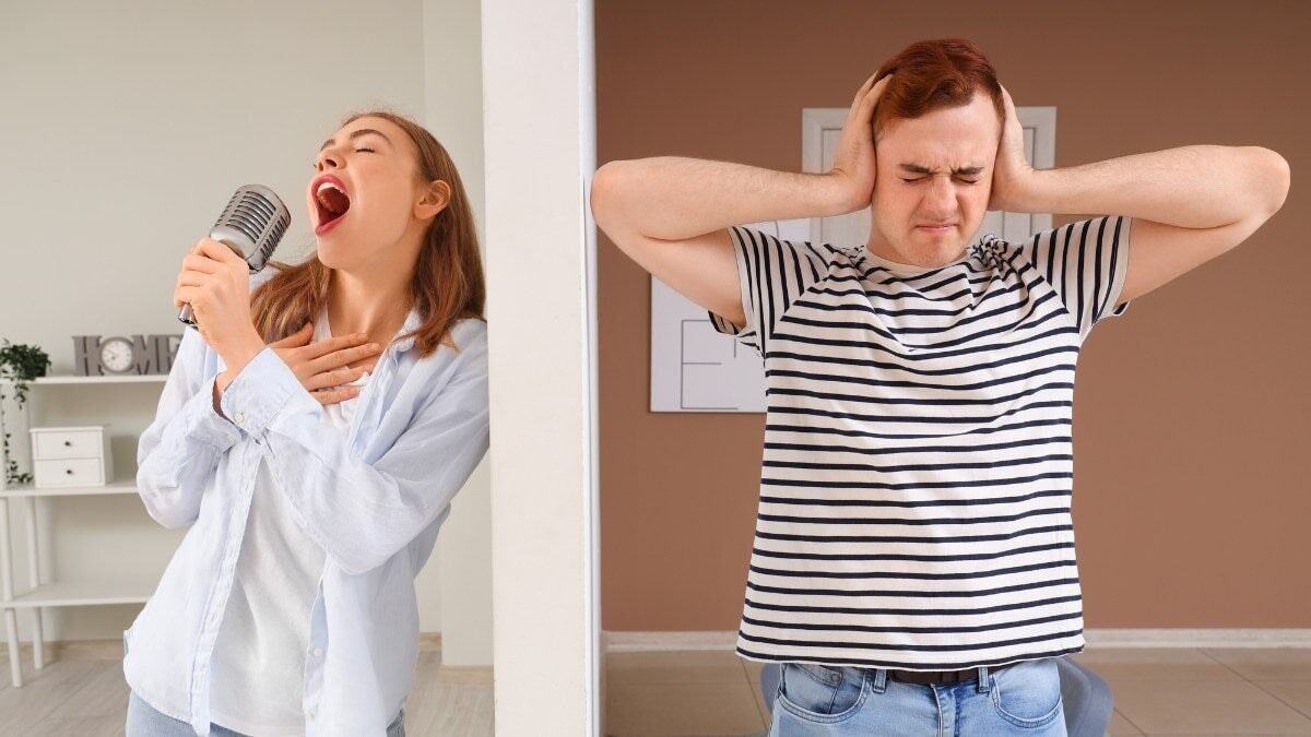 un jeune homme souffrant du chant bruyant de son voisin à la maison