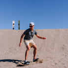 Paul surf sur le sable du Mexique équipé de ses One Sun polarisées