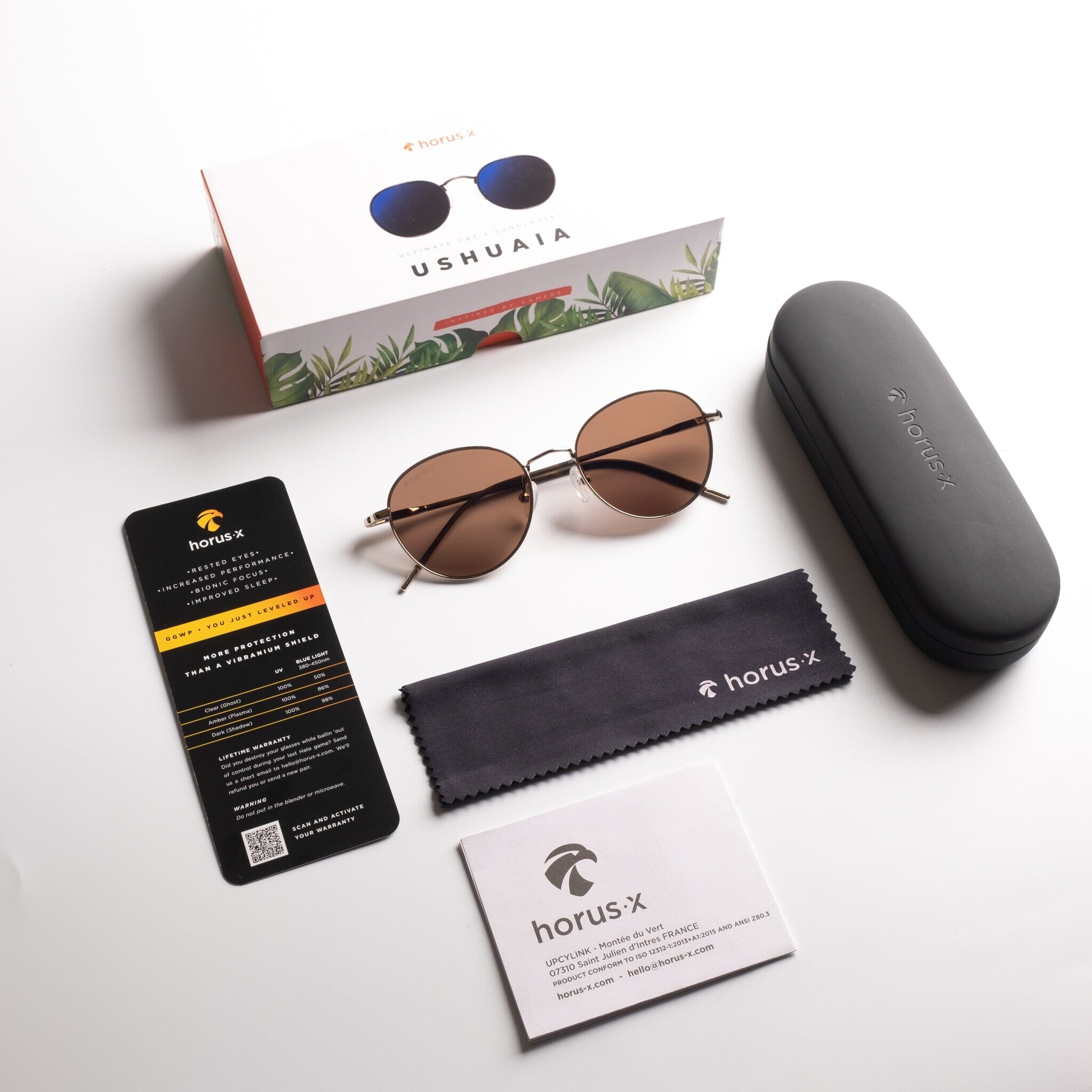 Lunettes de soleil anti lumière bleue Ushuaia avec son packaging (boite, étui rigide arrondi, microfirbre, carte marketing et notice) sur fond blanc