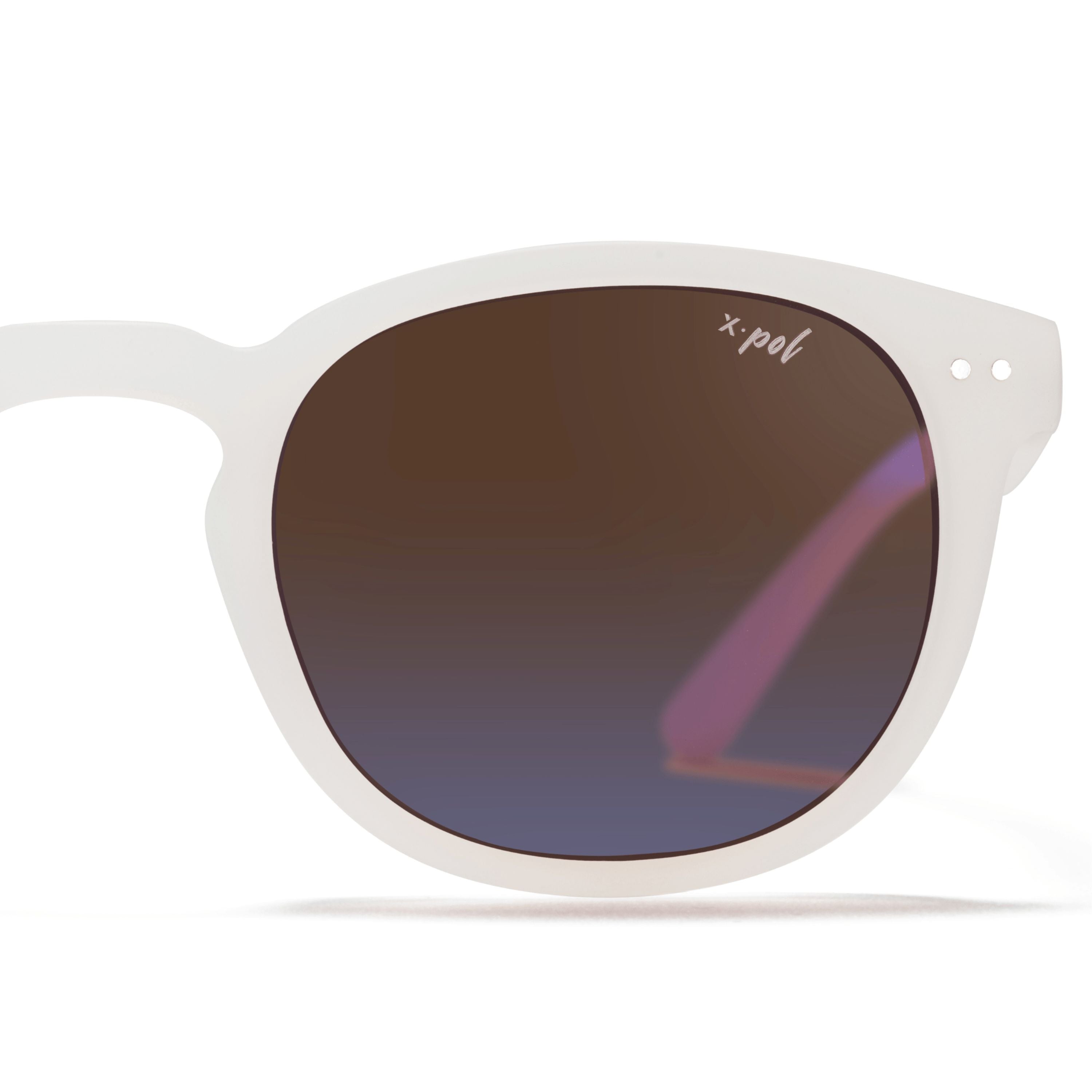 Lunettes de soleil retro Stockholm polarisées de couleur blanche sur fond blanc, de face, zoom sur verre gauche avec logo x-pol