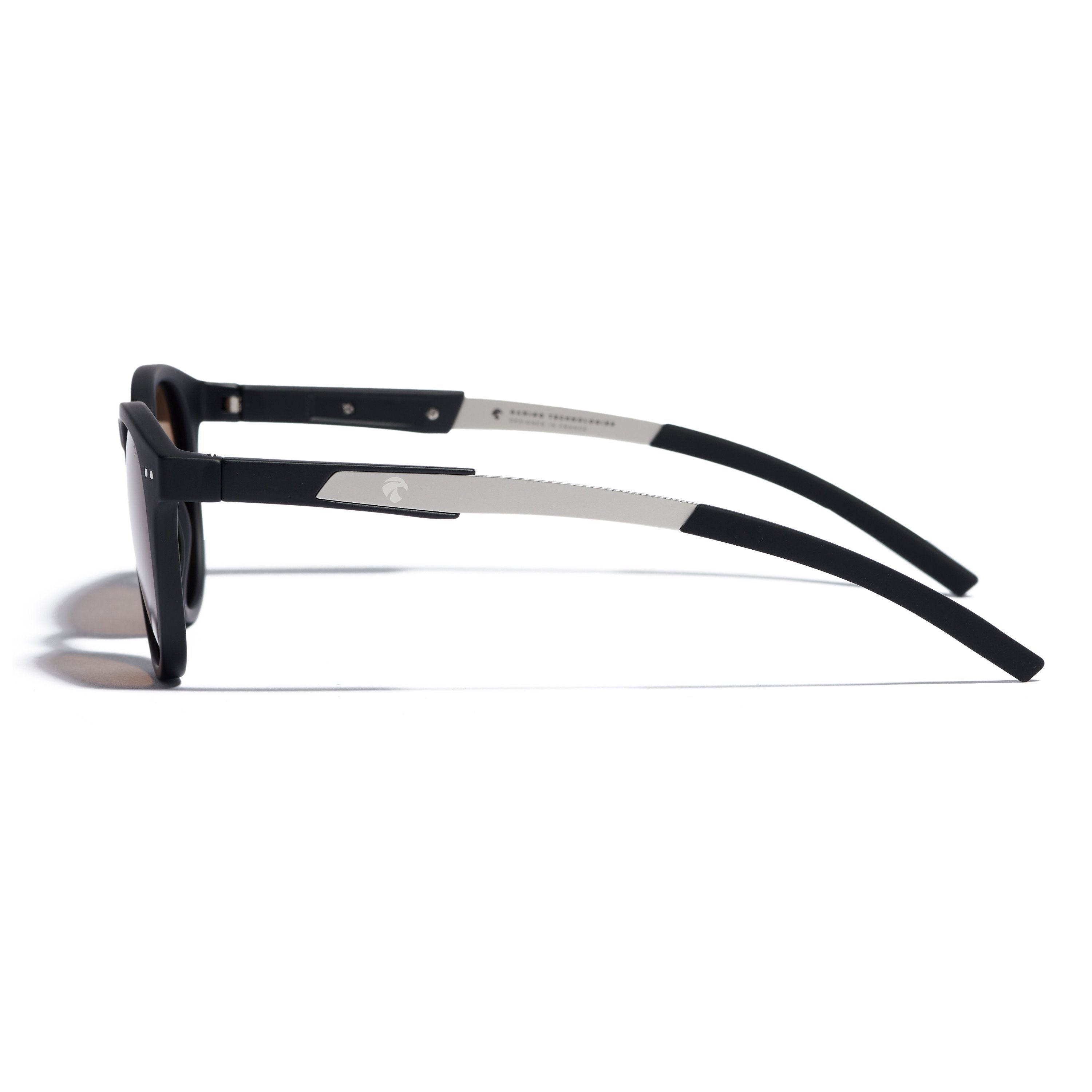 Les lunettes de soleil polarisées Urban Revo Sun noires avec branches métal grises et embout silicone noir de profil sur fond blanc