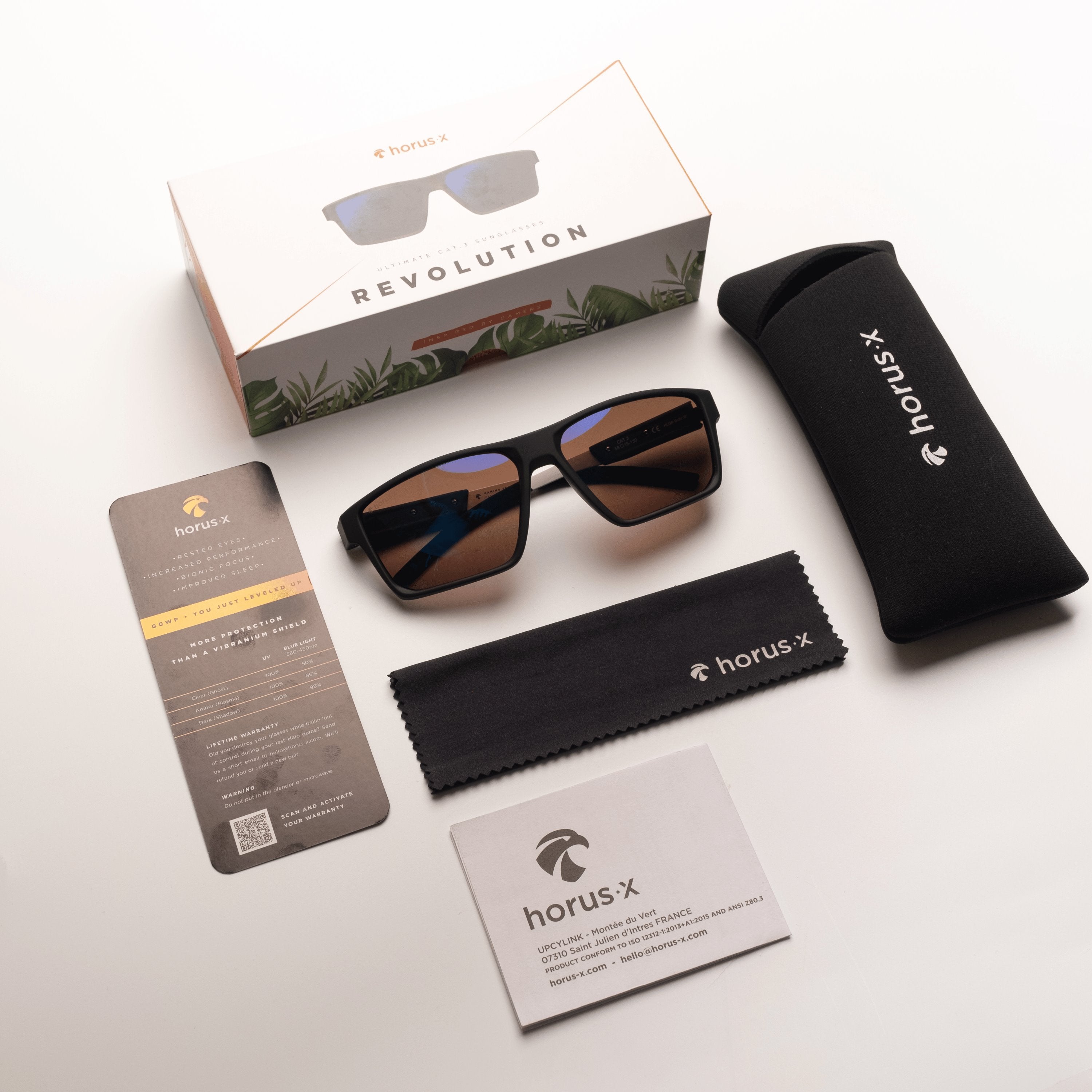 Les lunettes de soleil anti lumière bleue One Revo Sun avec leur packaging sur fond blanc