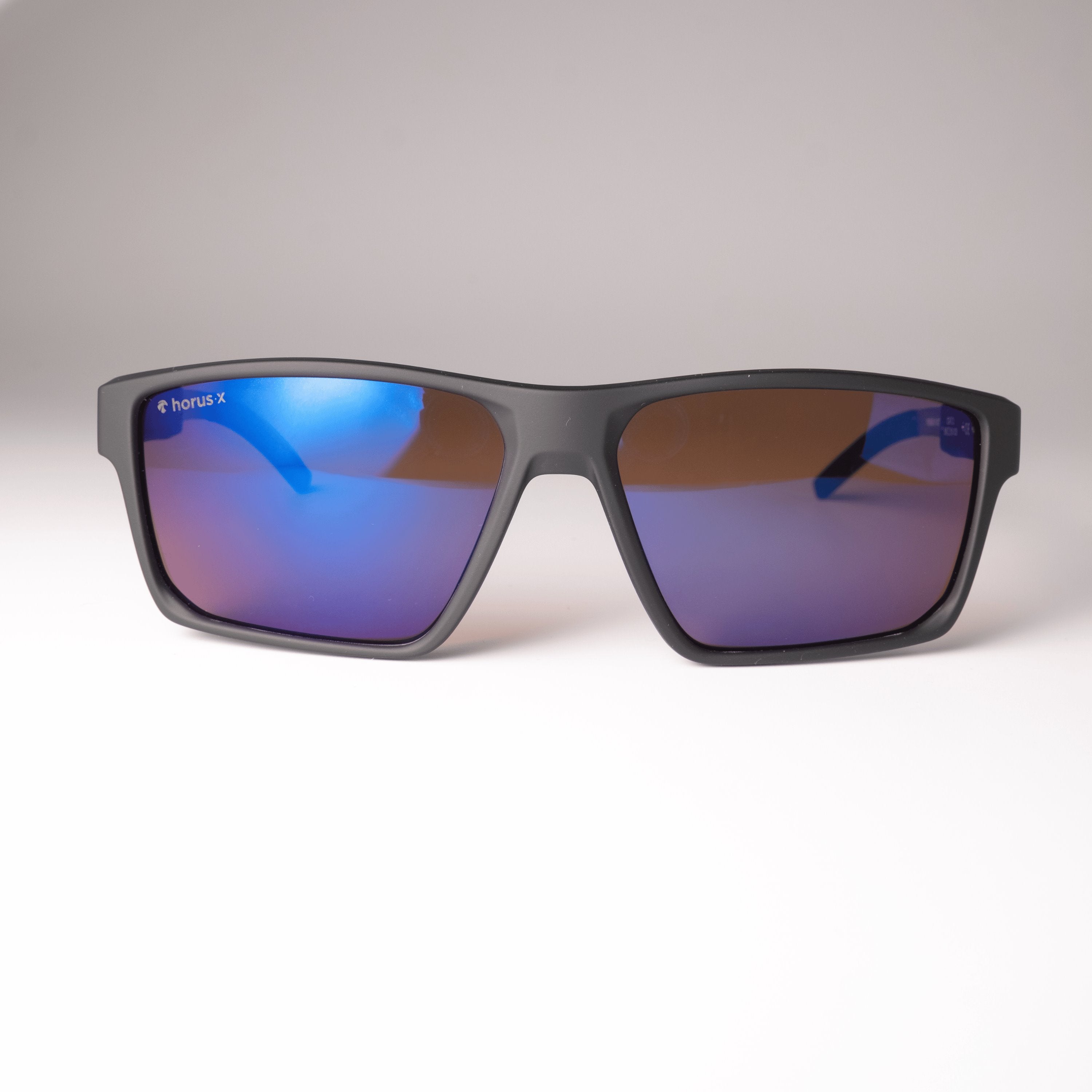 Les lunettes de soleil anti lumière bleue One Revo de face avec branches en métal avec logo laser et reflet bleauté sur fond blanc