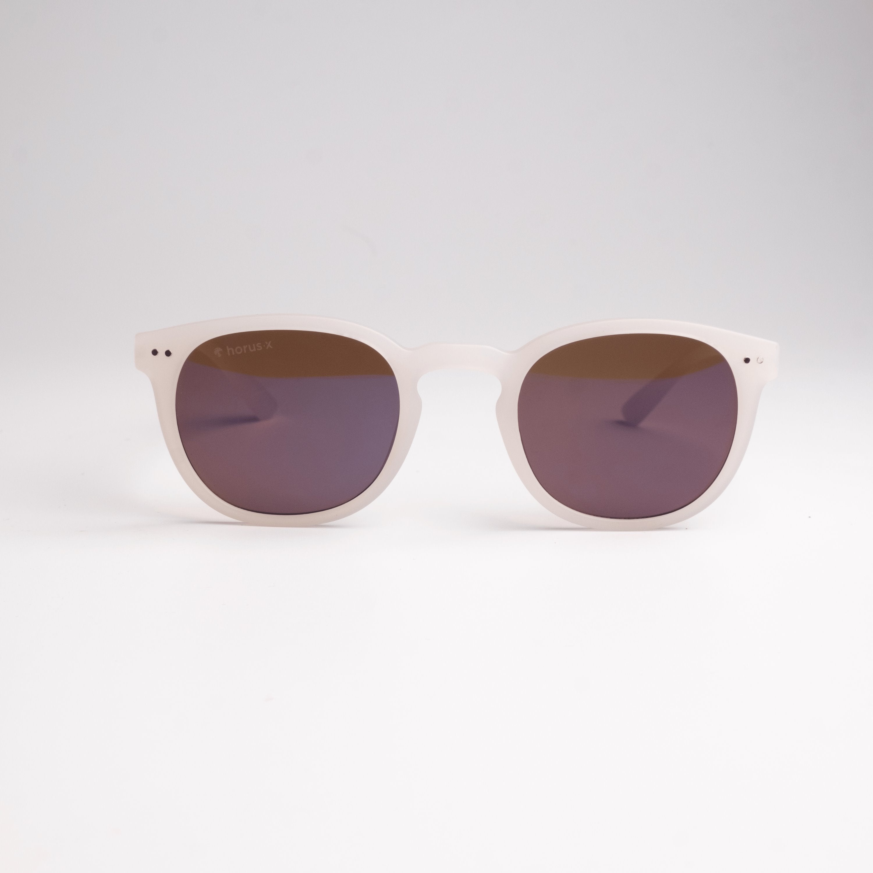 Lunettes de soleil retro Stockholm anti lumière bleue de couleur blanche sur fond blanc, de face